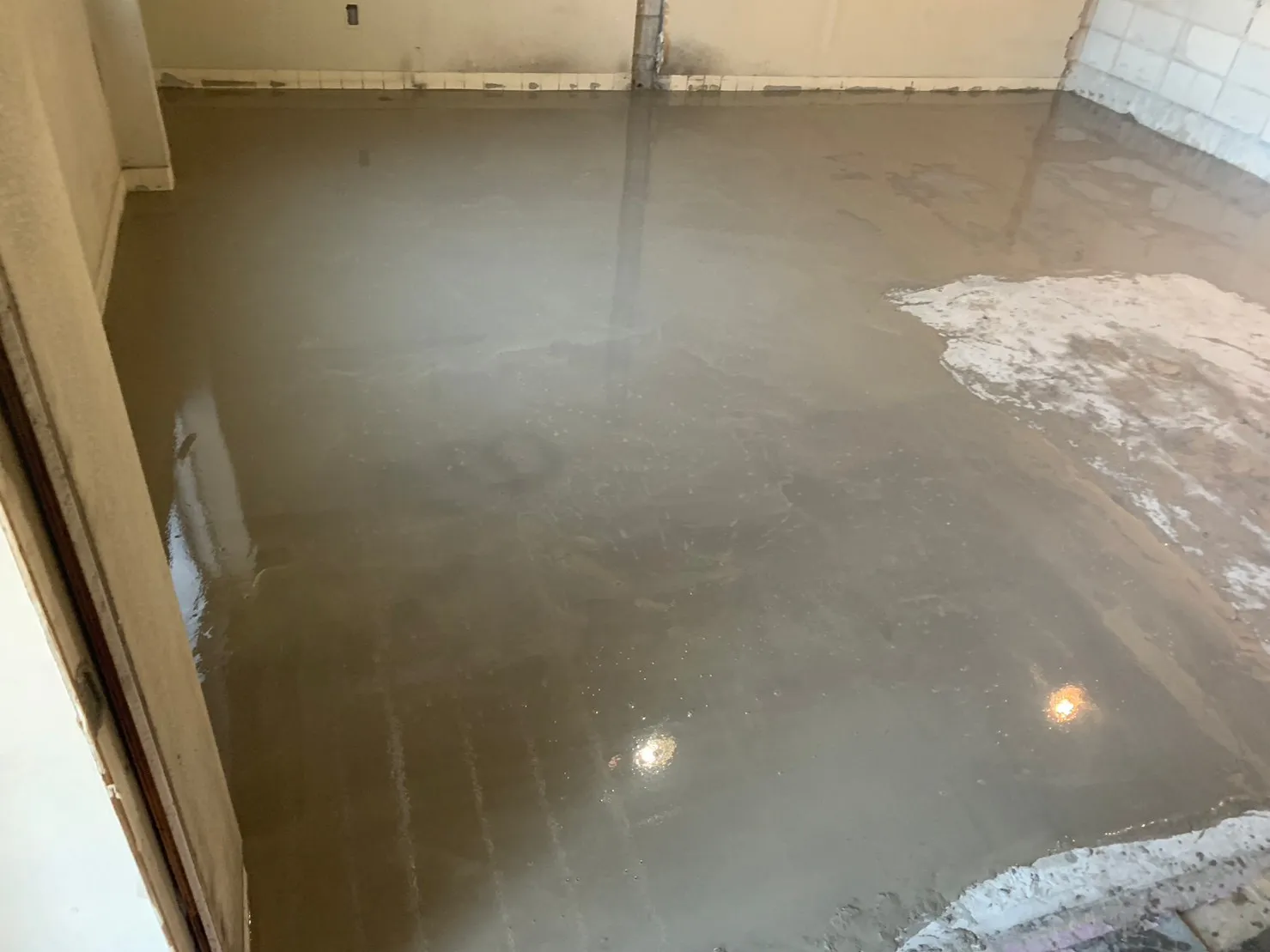   〜土間打ち後　　レベラー流し床調整〜