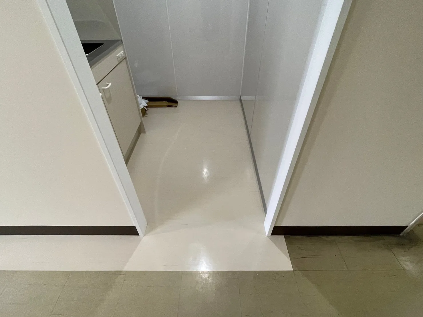         〜新設給湯室入り口　　新規枠、床等〜