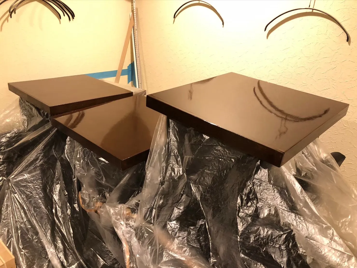 ボックス席のテーブル天板、集成材を加工し、塗装