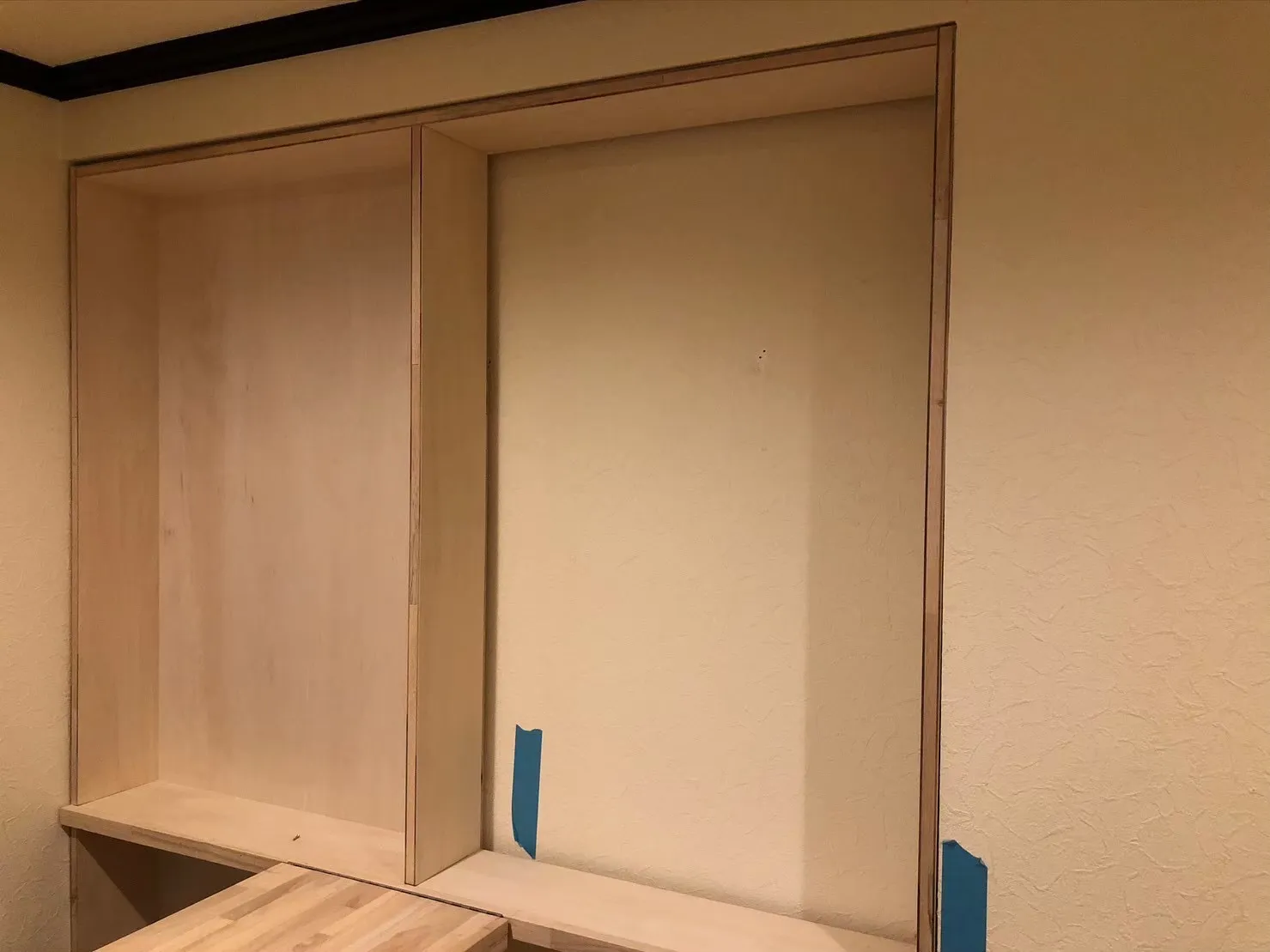 デッドスペースの凹みに合わせて、棚造作