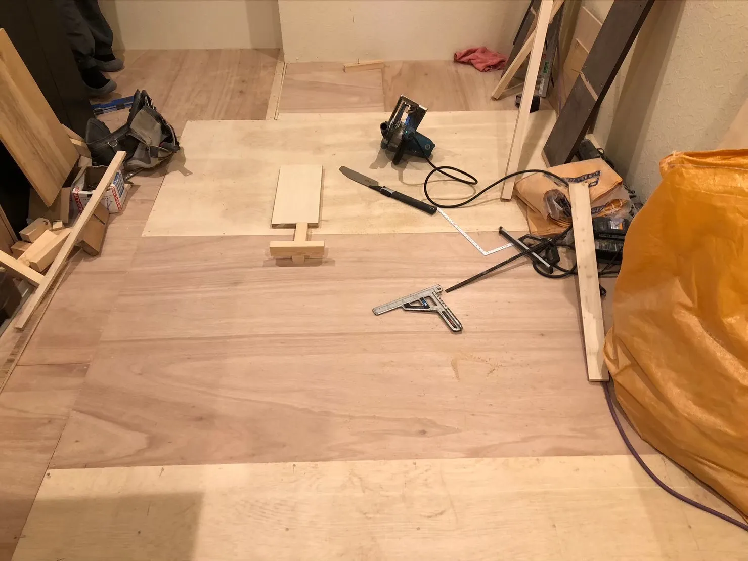 床嵩上げベニヤ張り