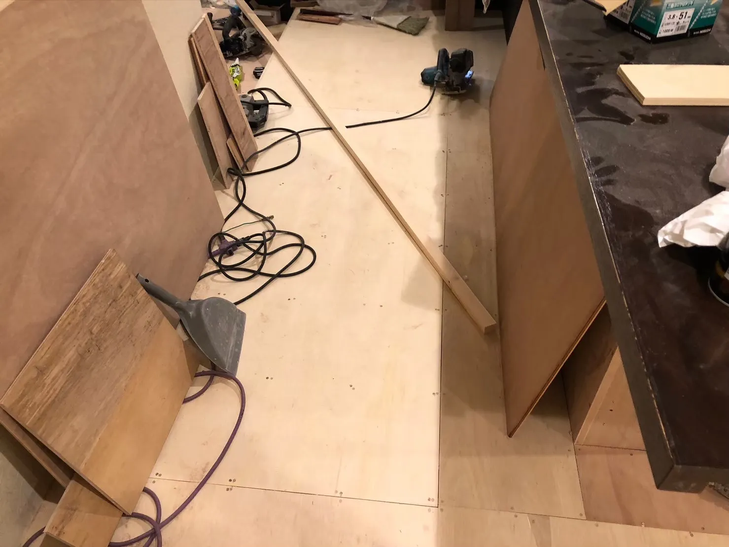 床嵩上げベニヤ張り