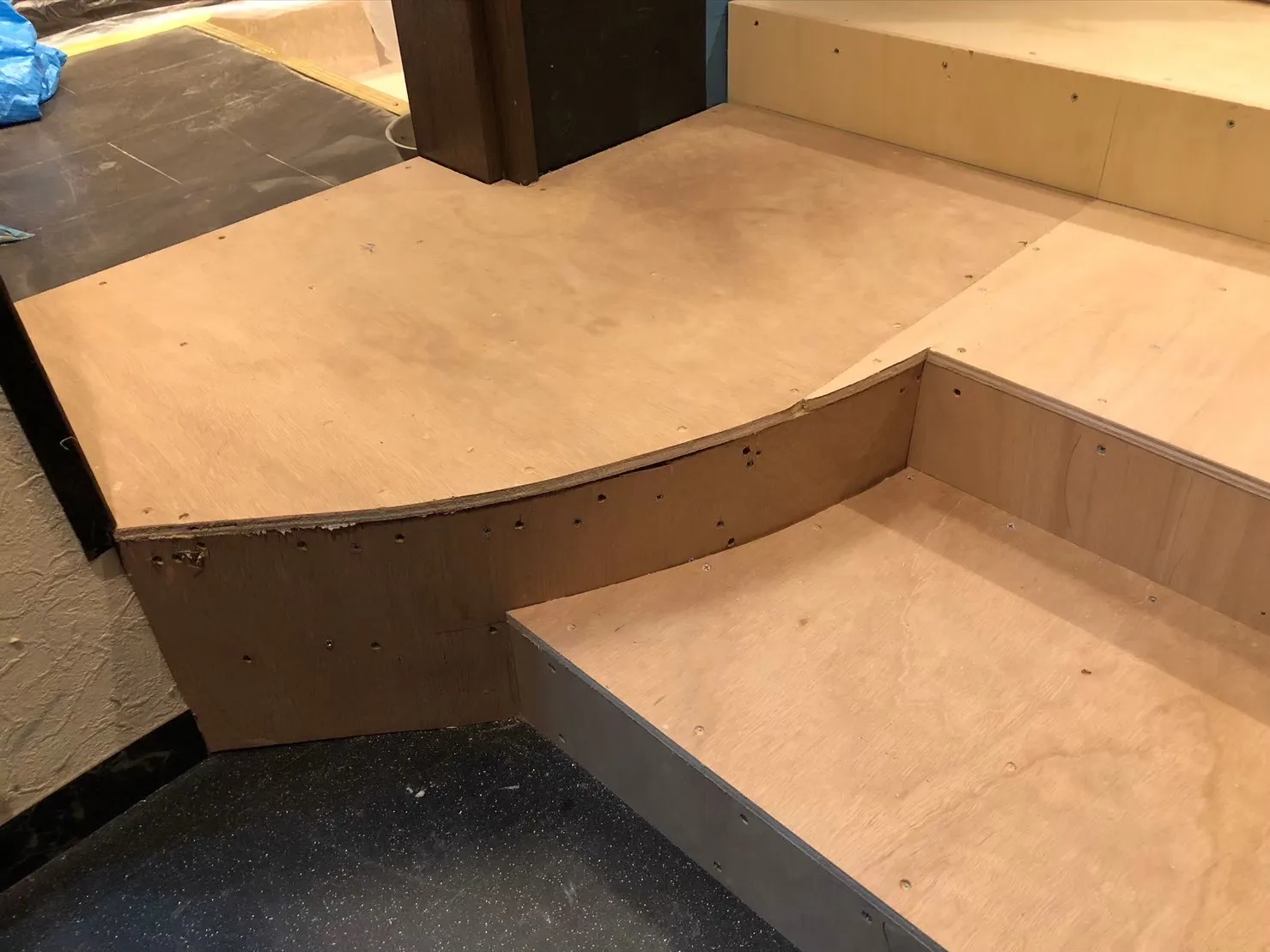 入り口階段部分　ベニヤ張り