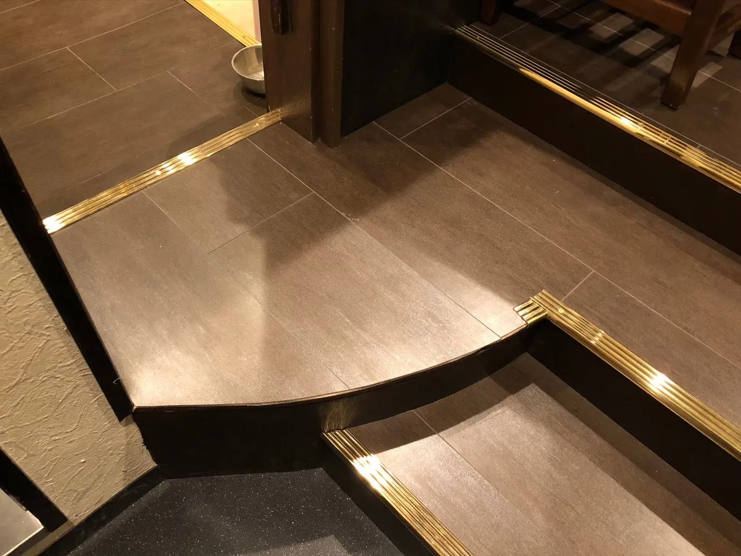 入り口入ってすぐ　アフター2    アール部分は特注なので、後日しっかりと取り付けました！