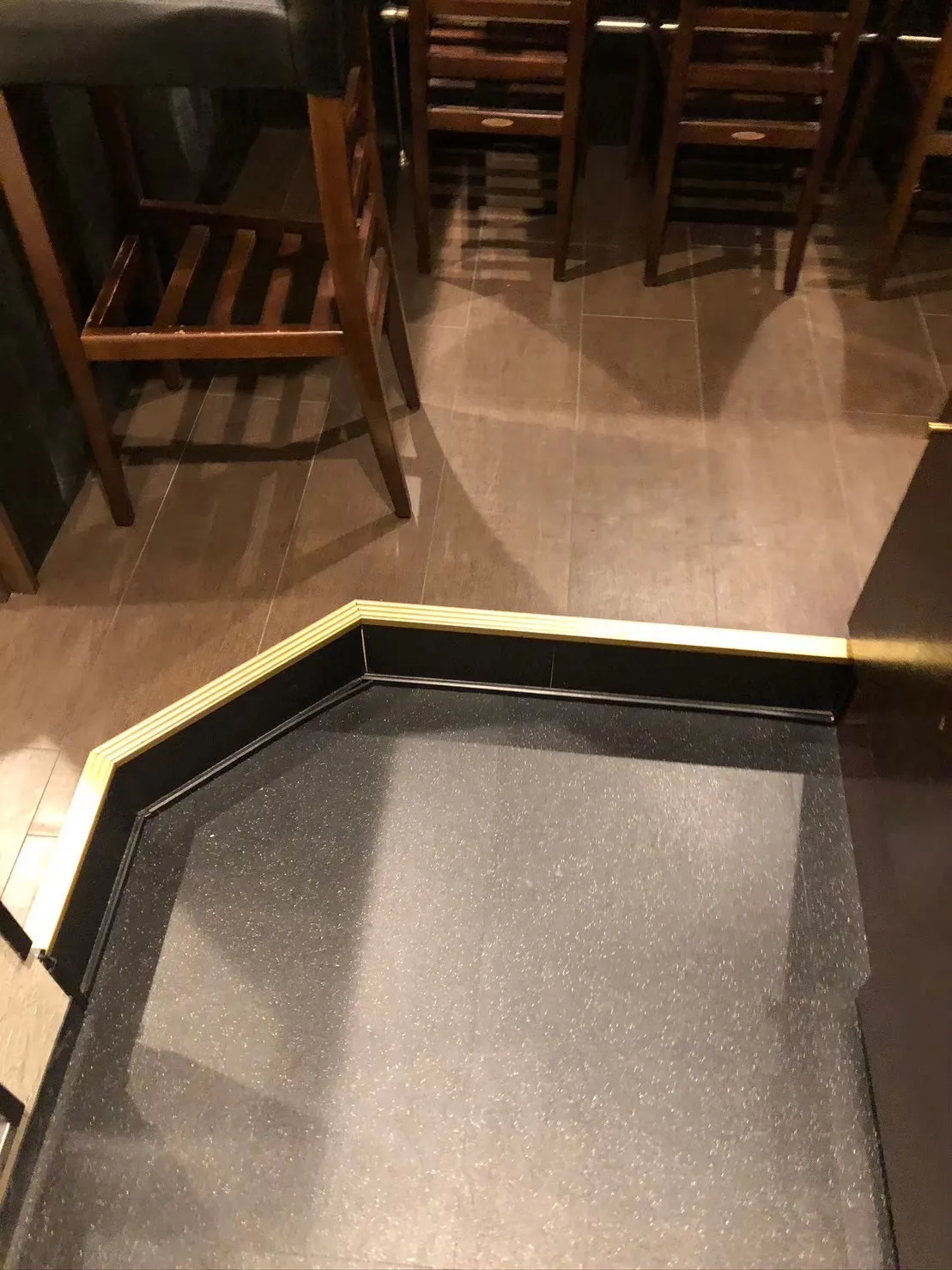 入り口入ってすぐ　　ビフォー2