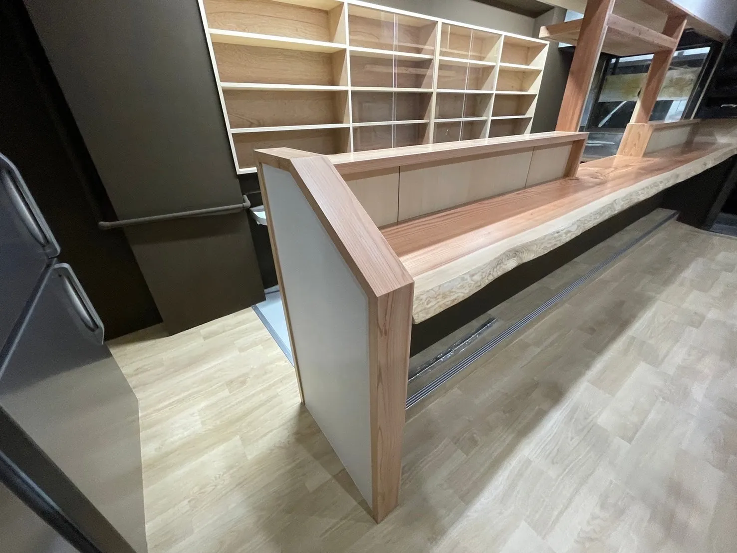 「2025年2月  都内店舗改修工事～造作～」