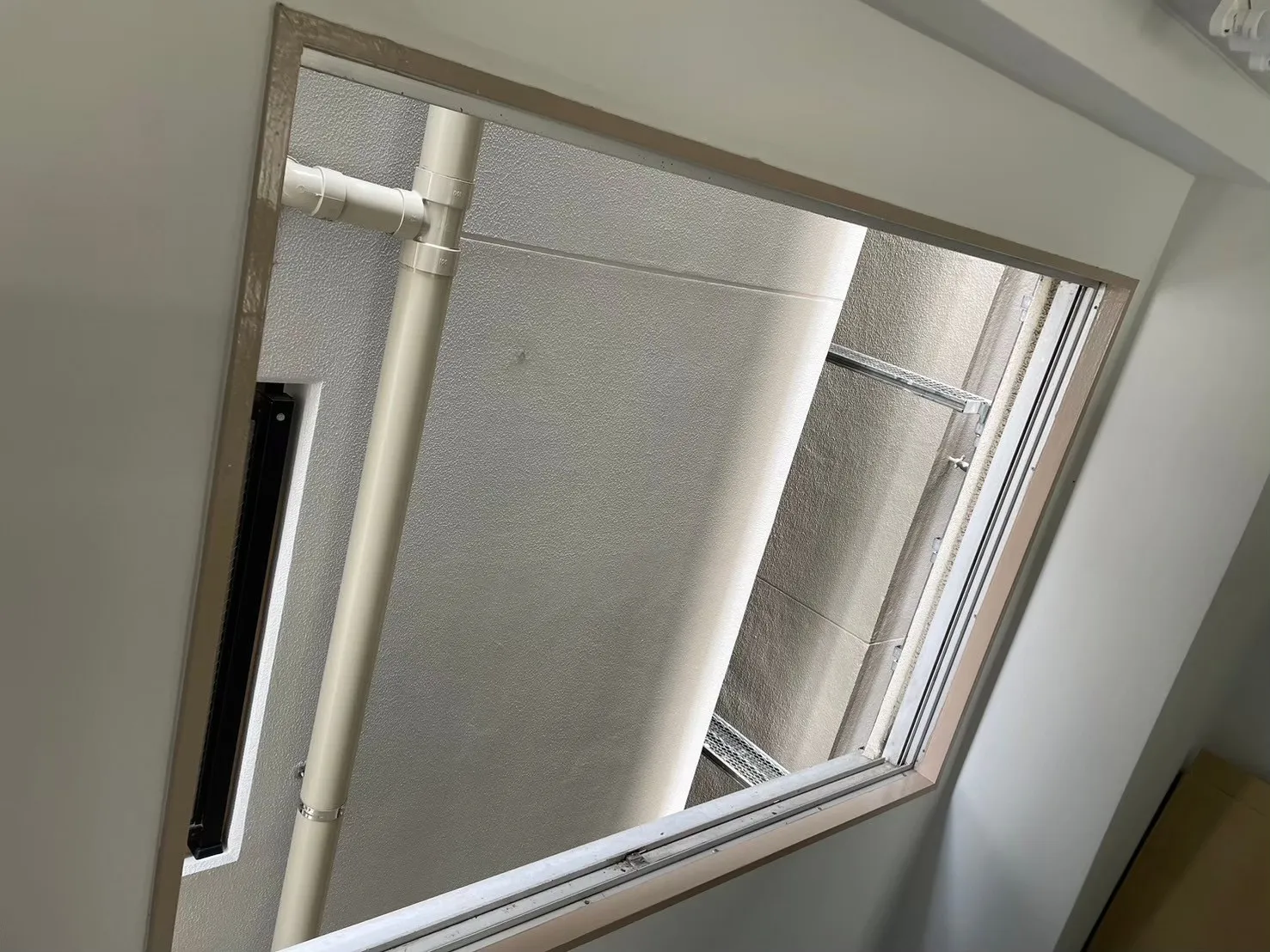 2024年8月  横浜市内ビル  窓リノベーション工事