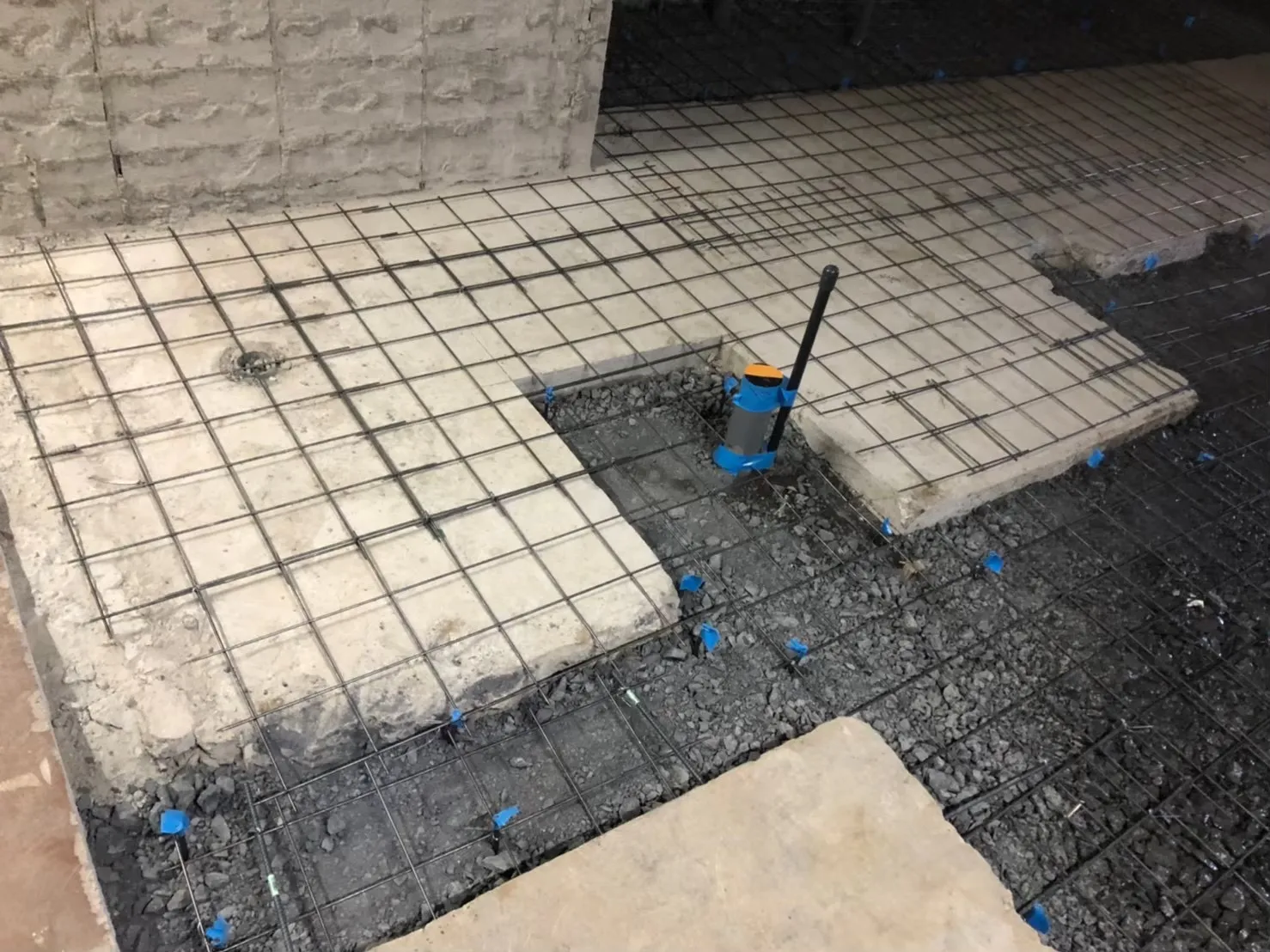 管関係埋設　砕石敷き後　メッシュ敷き