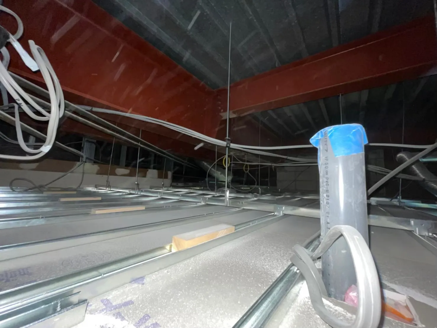 石膏ボード張り後　天井裏1