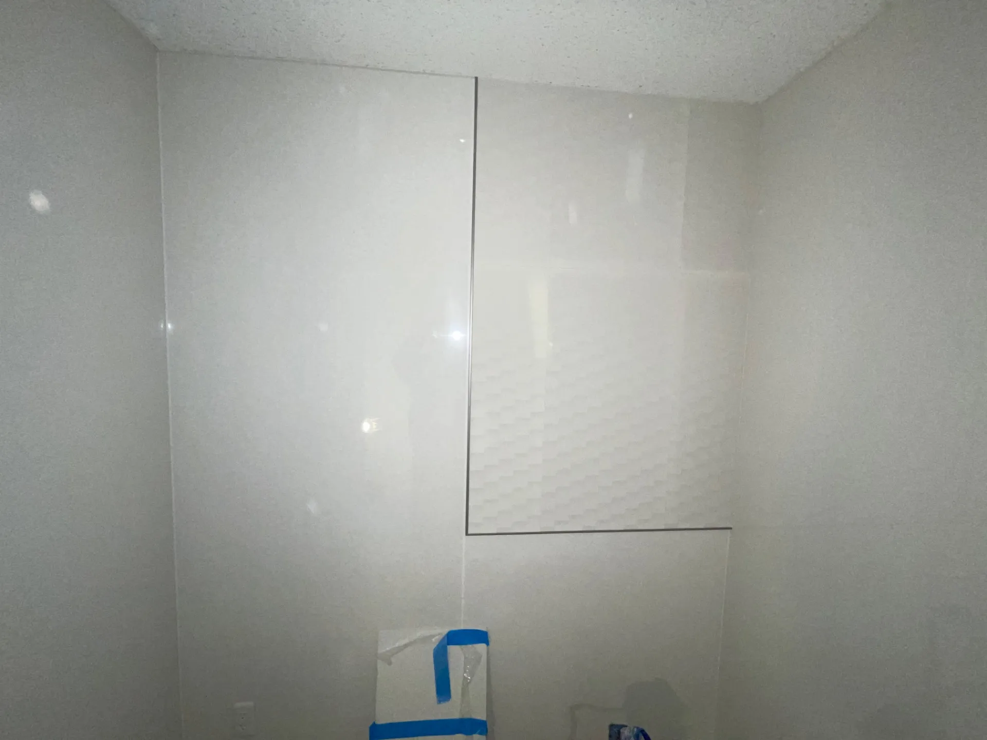 トイレ内　便器後ろ壁仕上げ材「モイス」張り