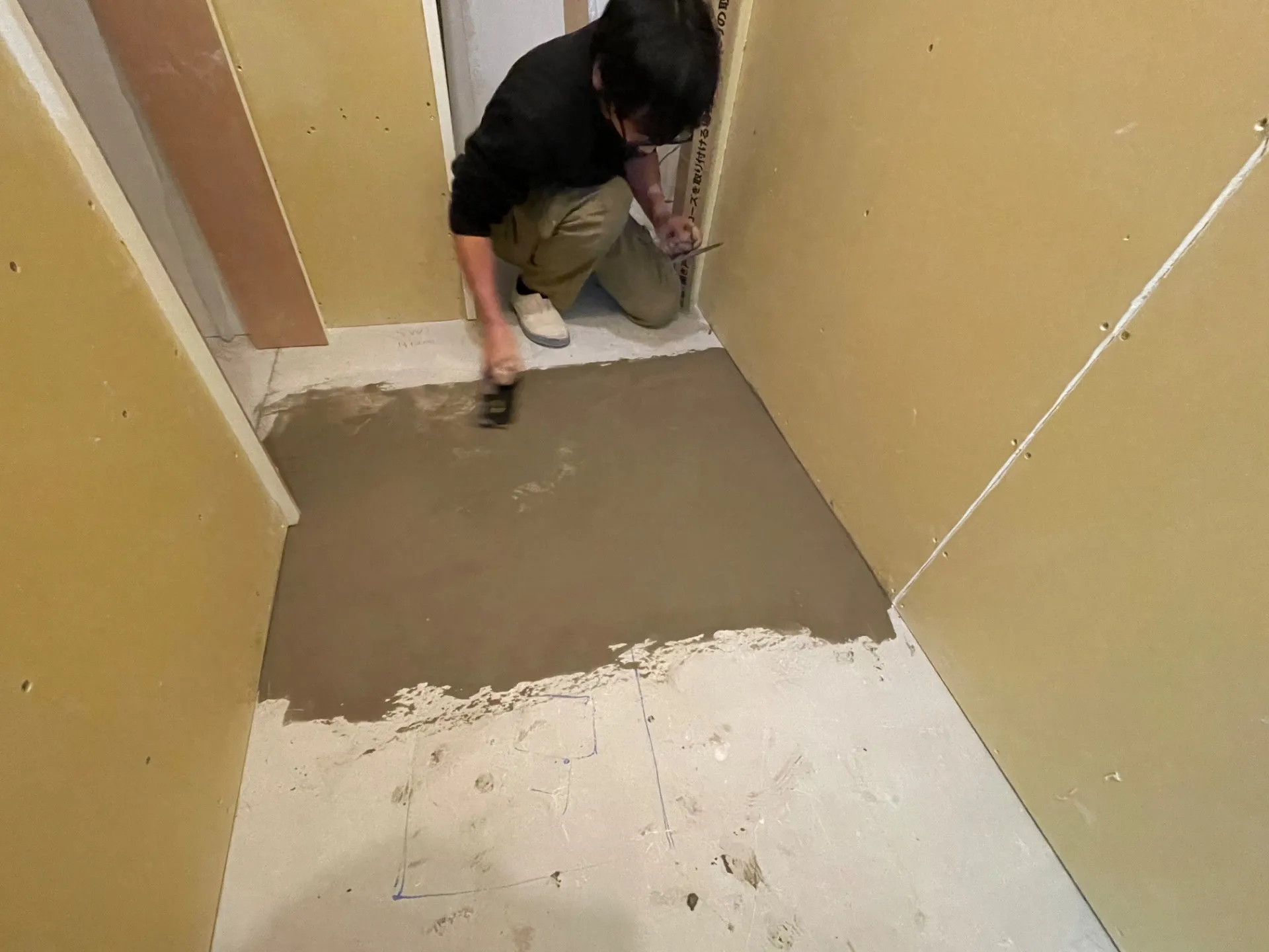 床材張り前　レベラーふりく調整2