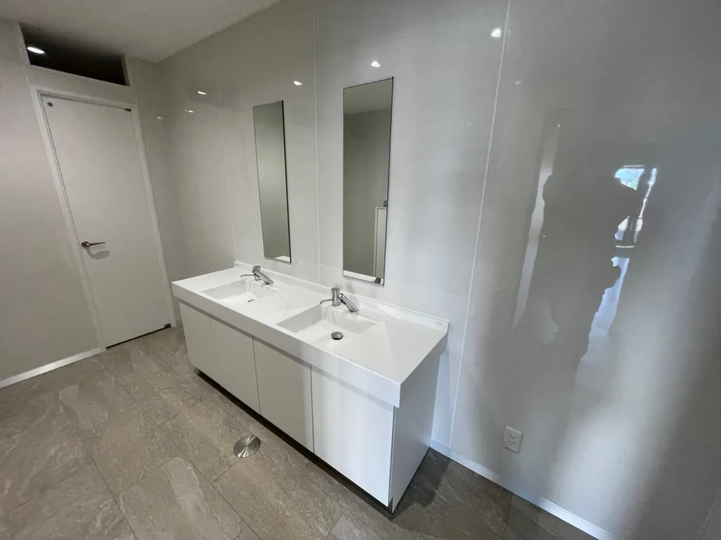 男子トイレ手洗い設置後