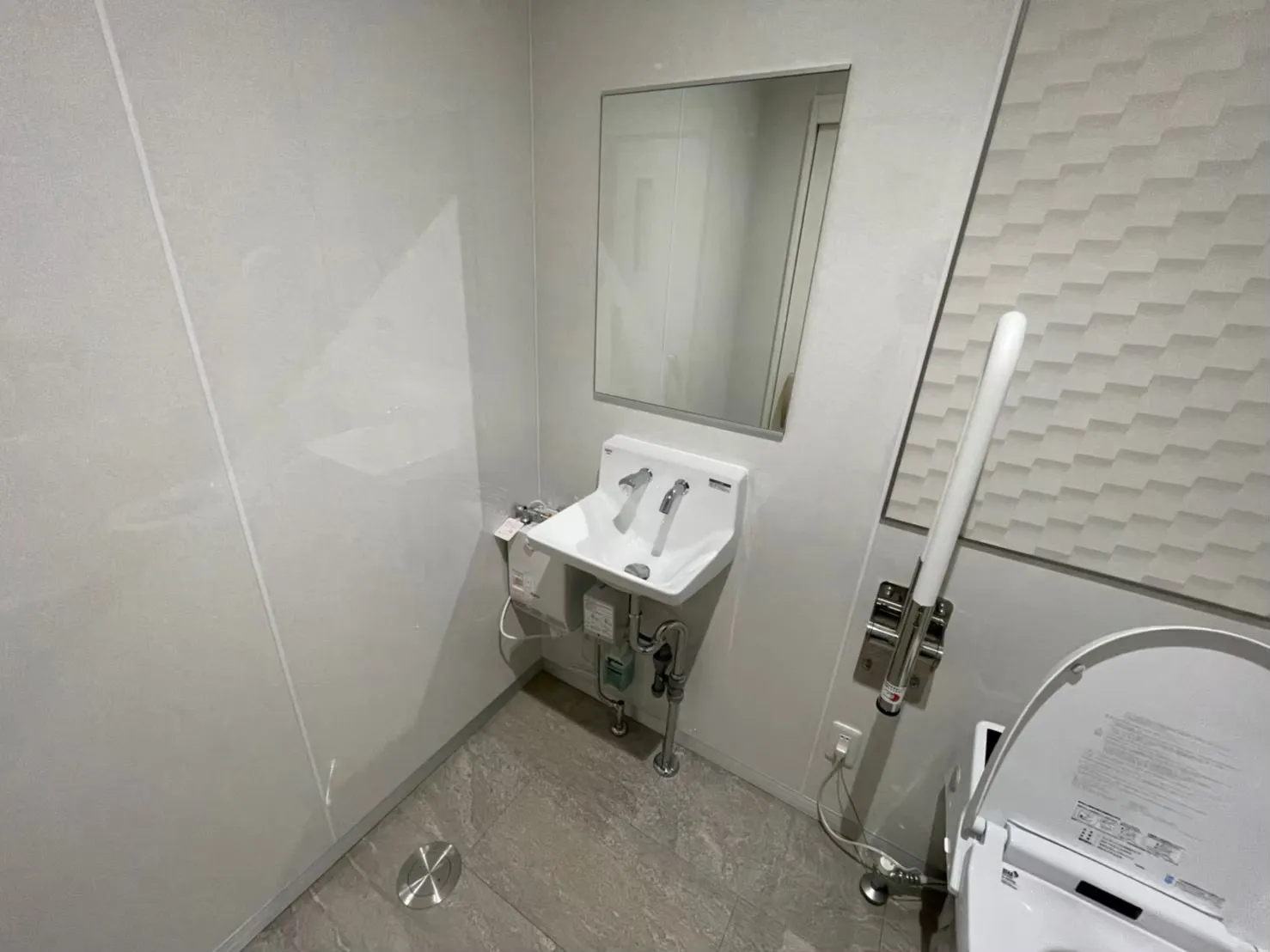 障がい者用トイレ　手洗い設置後