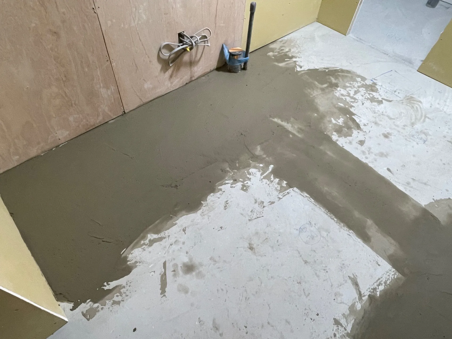 床材張り前　レベラーふりく調整1