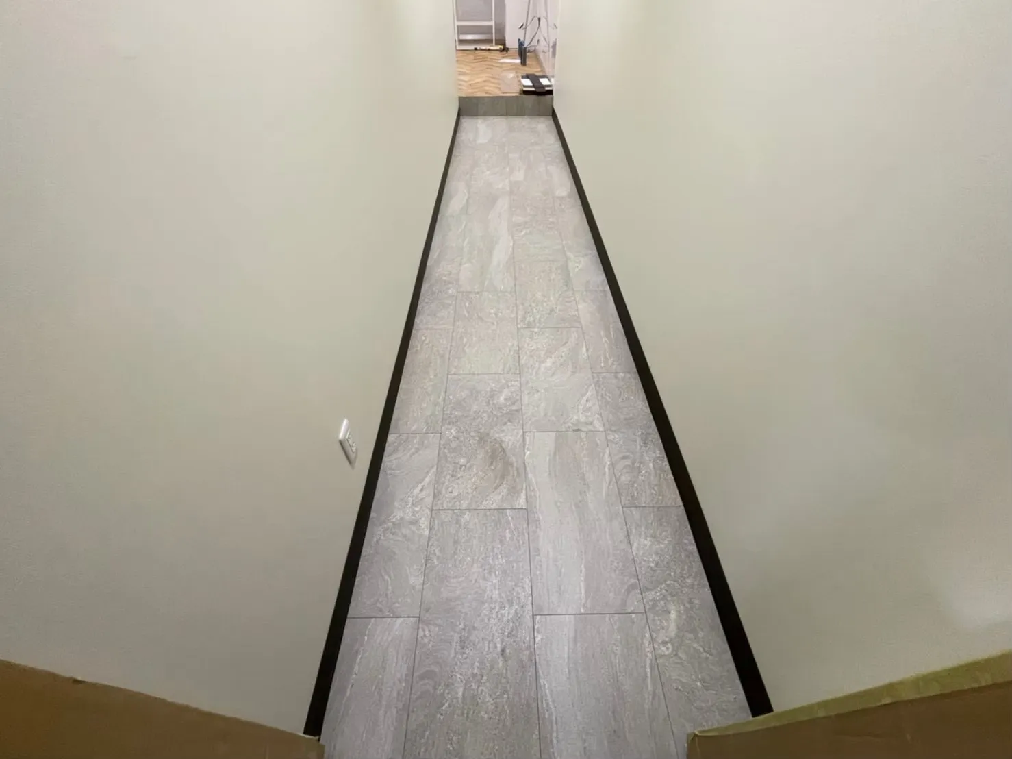 シャワールーム内廊下、床、壁完成後