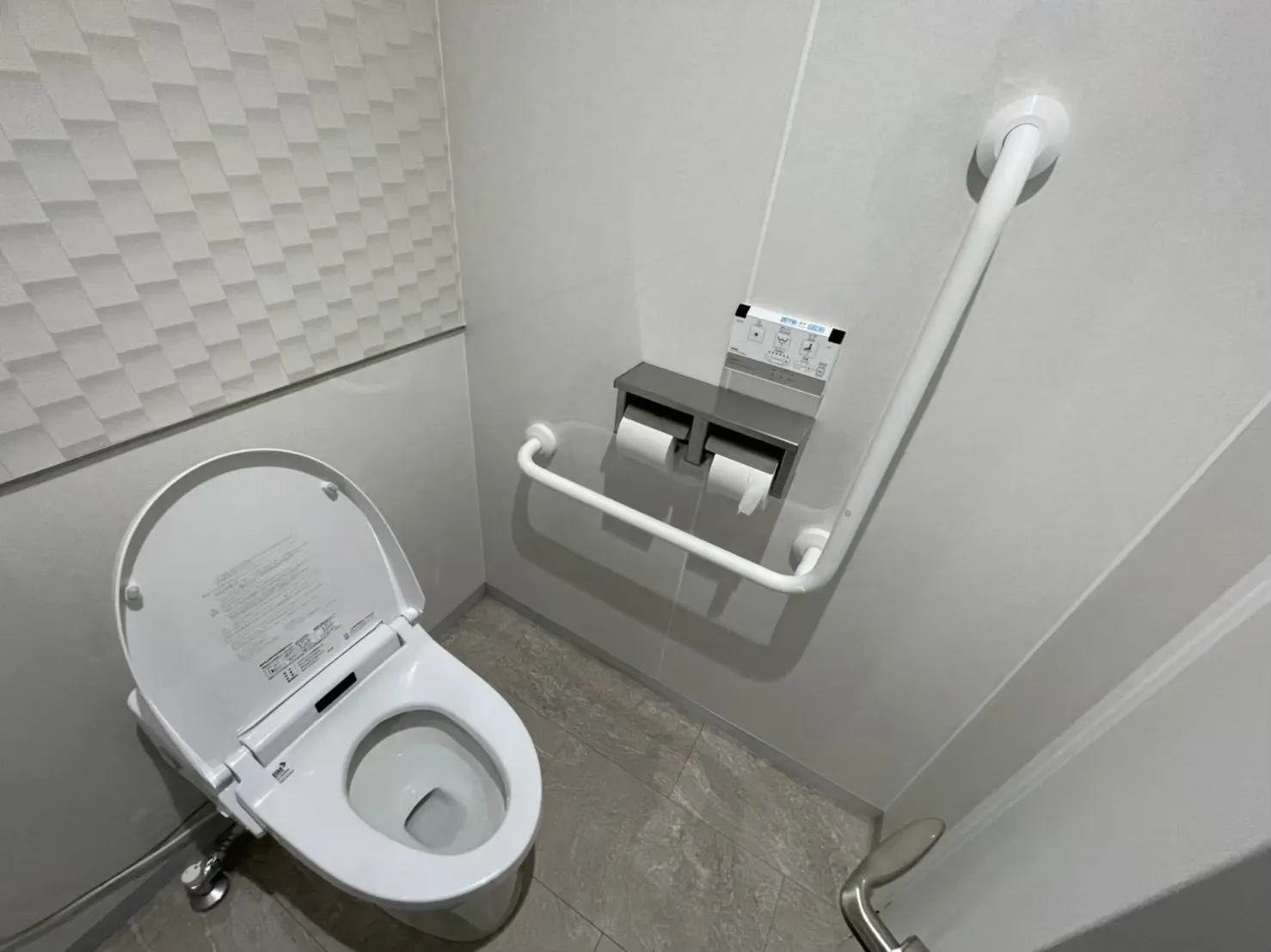 障がい者用トイレ　便器等設置後