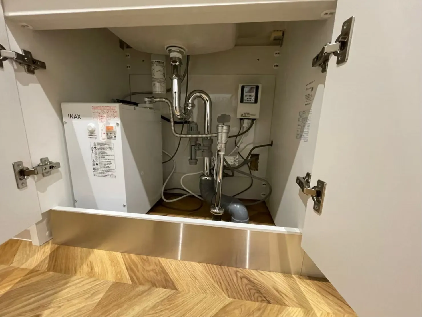 脱衣場手洗い内　湯沸かし器等器具