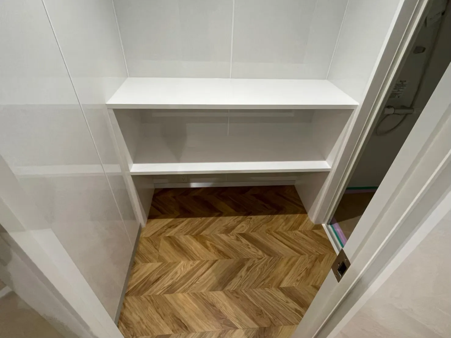 女子シャワールーム内造作棚設置後