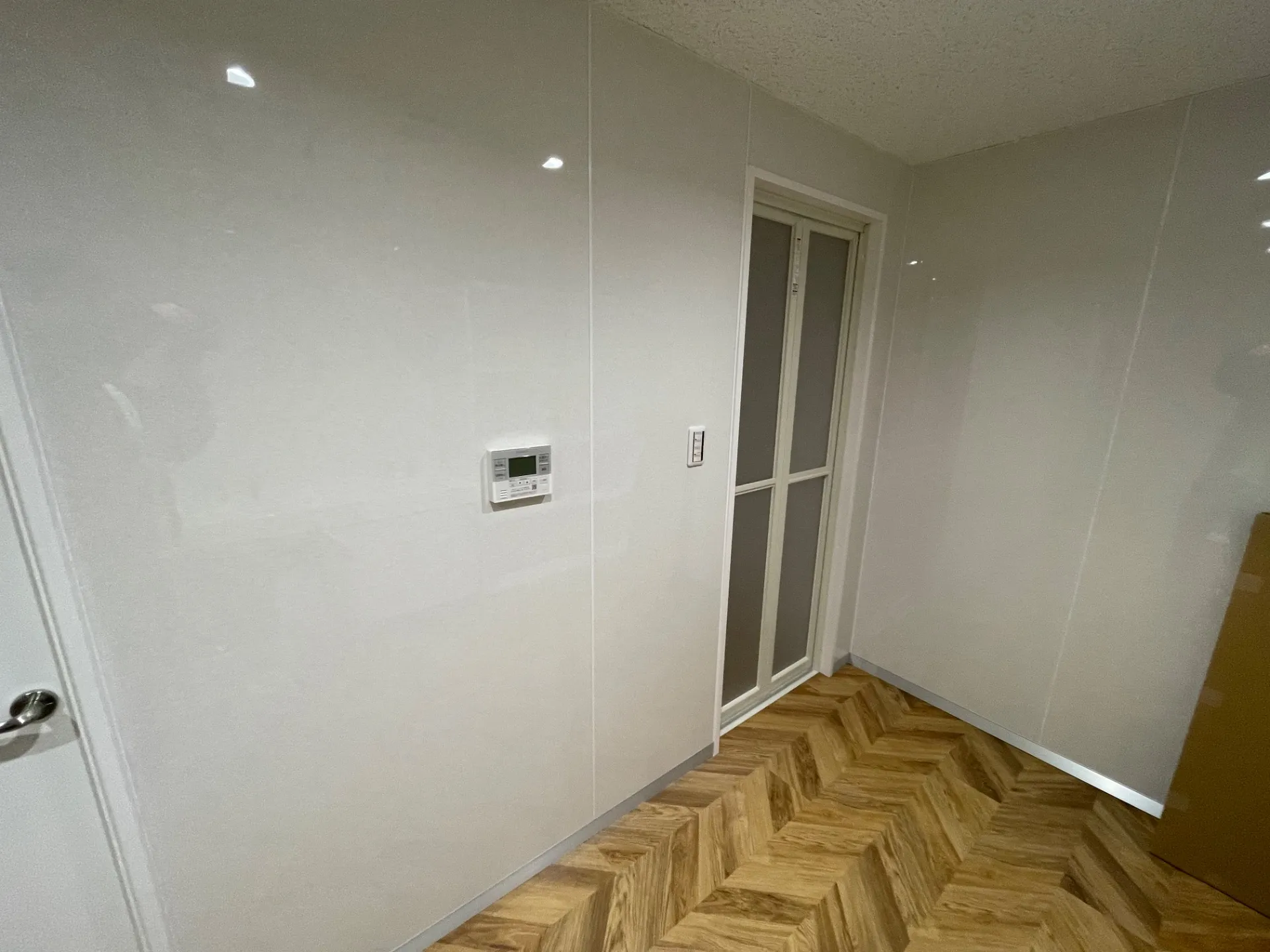 シャワールーム入り口　リモコン、スイッチ等設置後