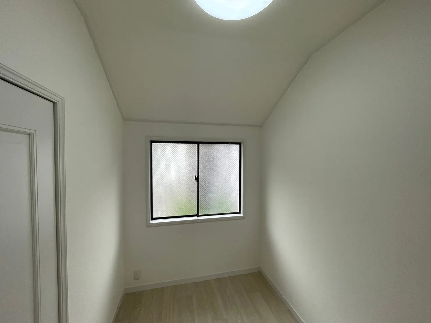 2F   部屋　 新規クロス、CF張り替え、 木部塗装後