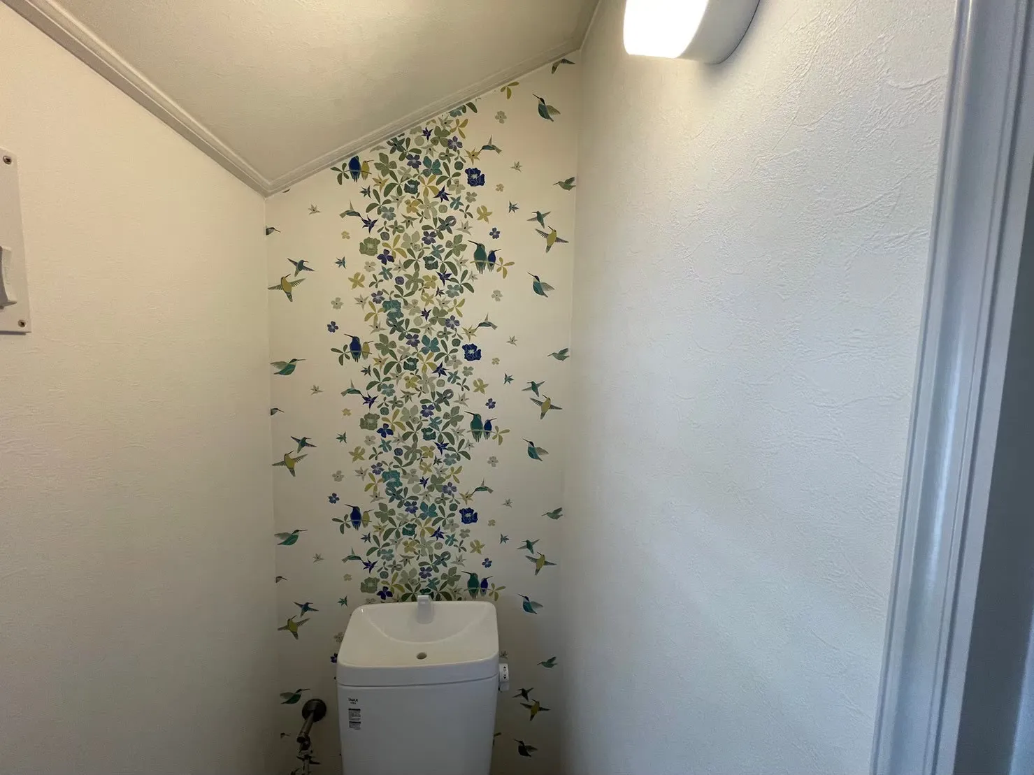 2F   トイレ　 新規　クロス、CF張り替え 木部塗装後
