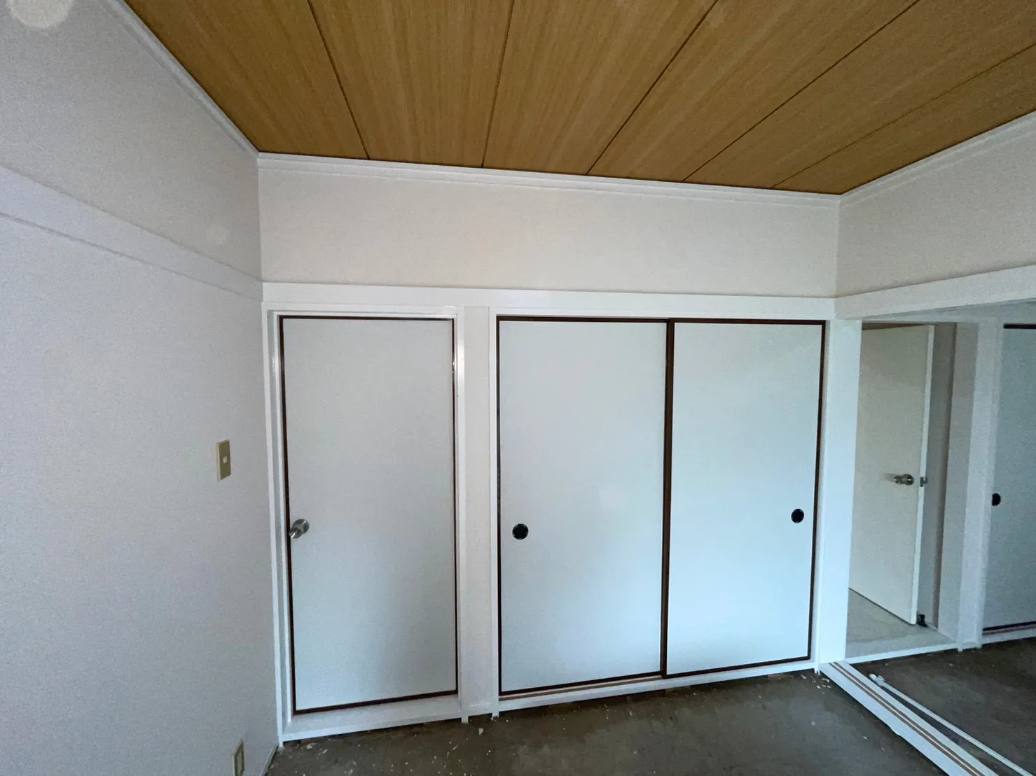 2F     和室　新規クロス張り替え、 木部塗装後