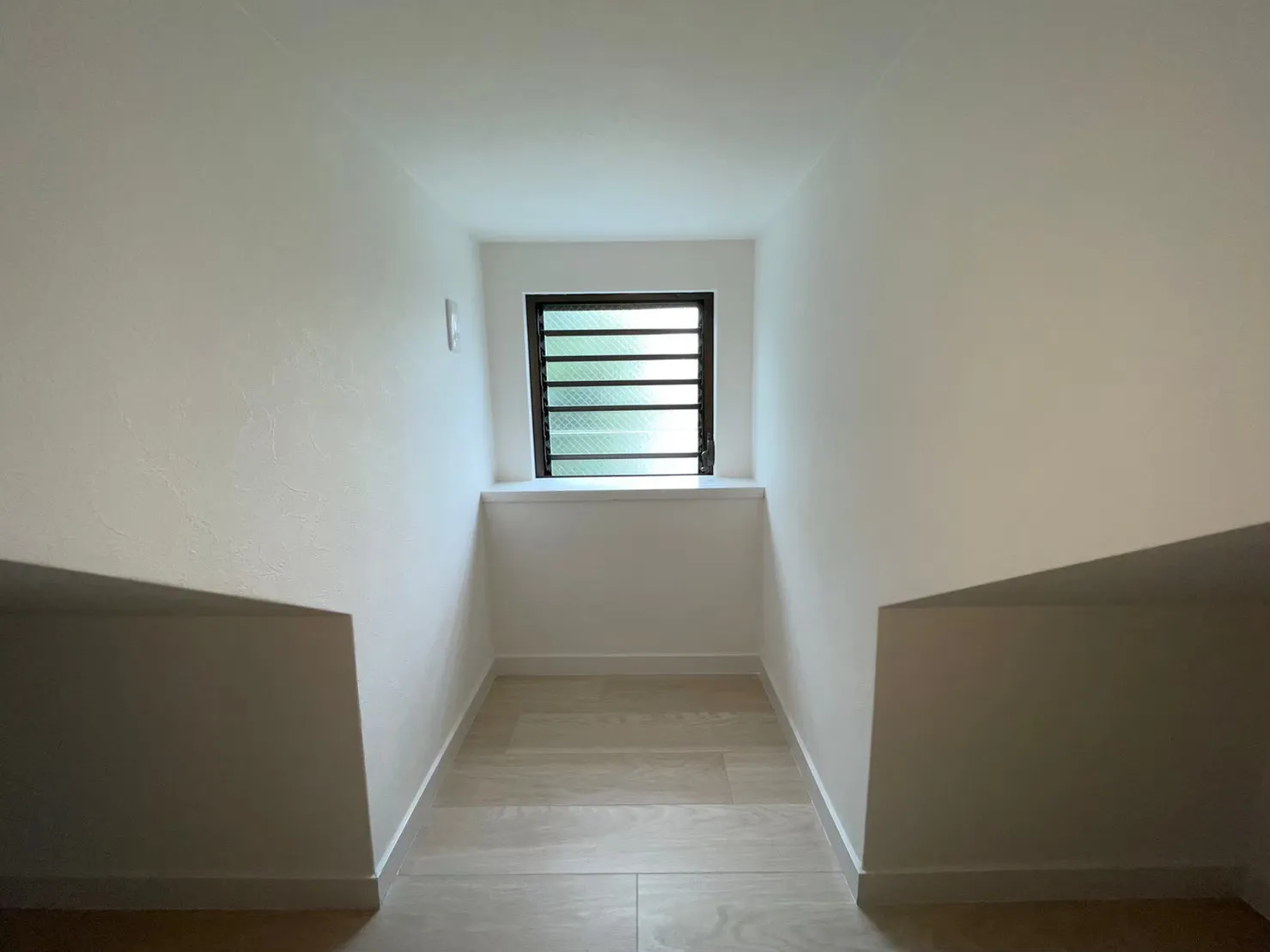 屋根裏　新規クロス、CF張り替え、 木部塗装後5