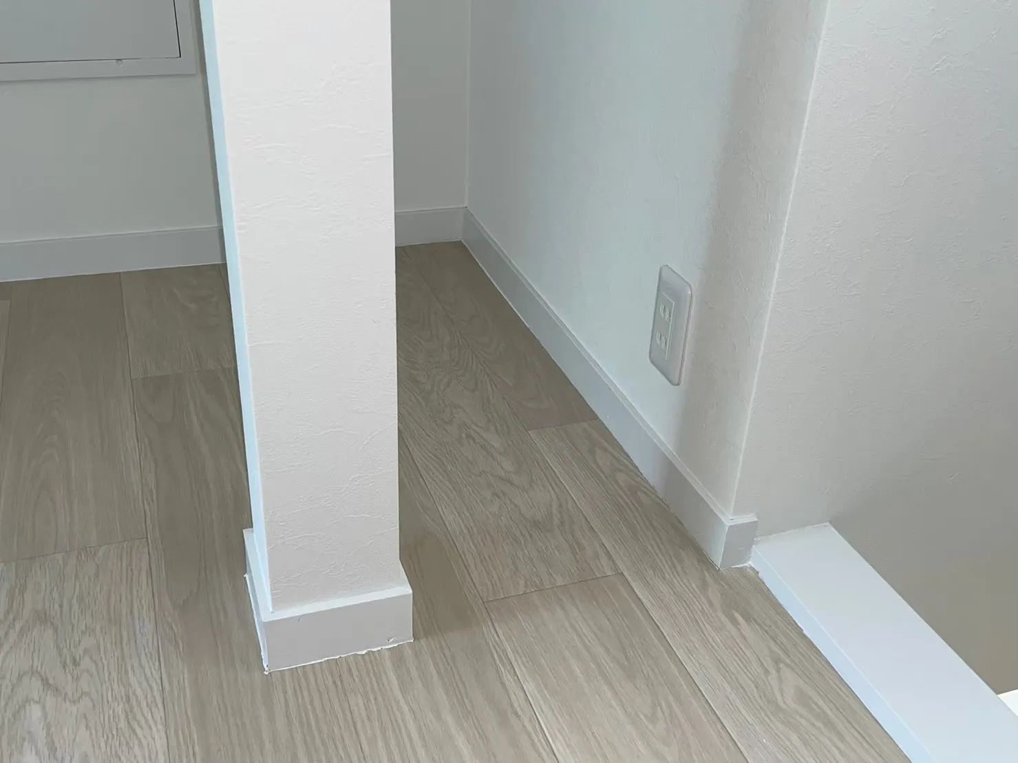 屋根裏　新規クロス、CF張り替え、 木部塗装後3