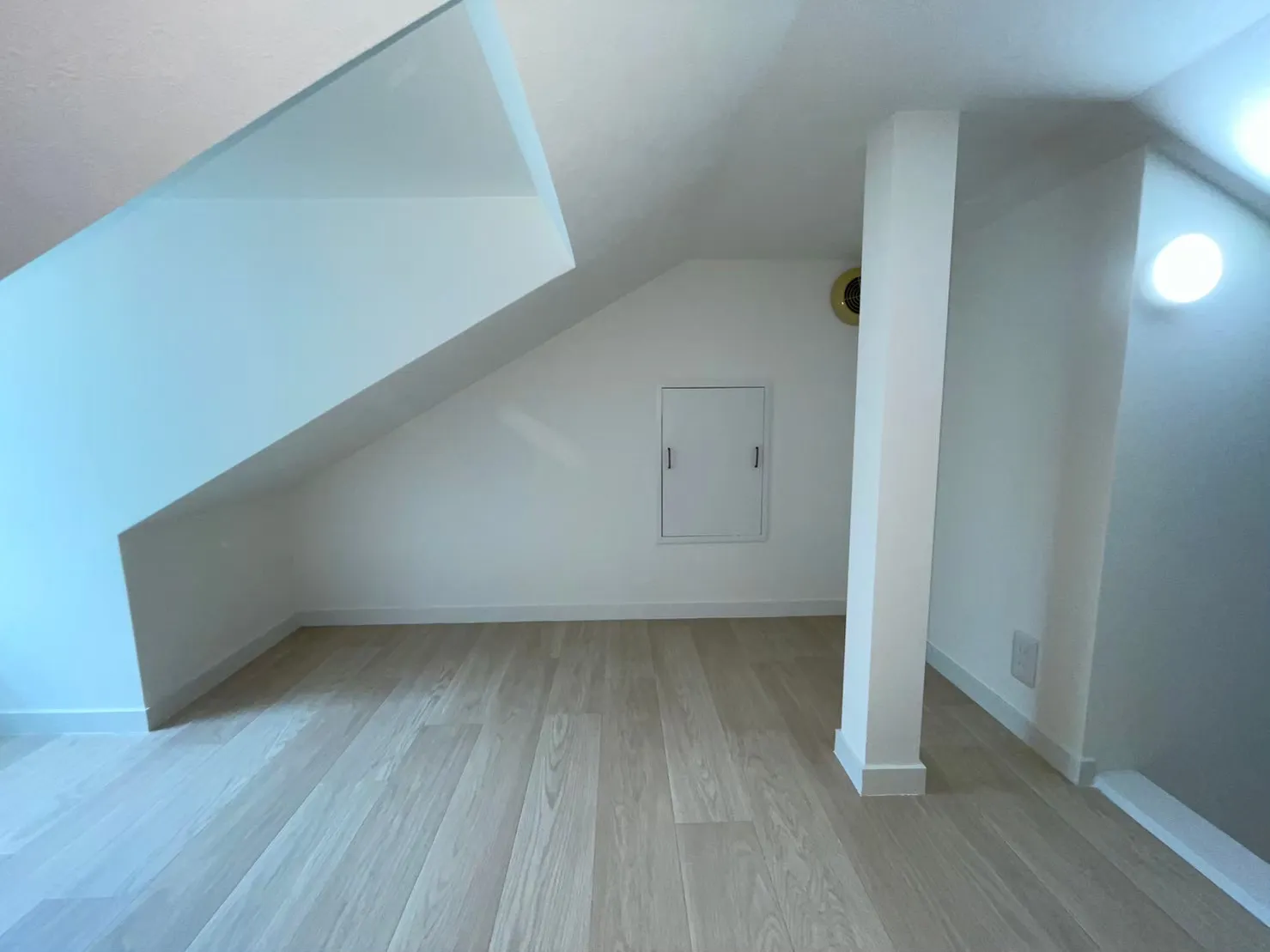 屋根裏　新規クロス、CF張り替え、 木部塗装後4