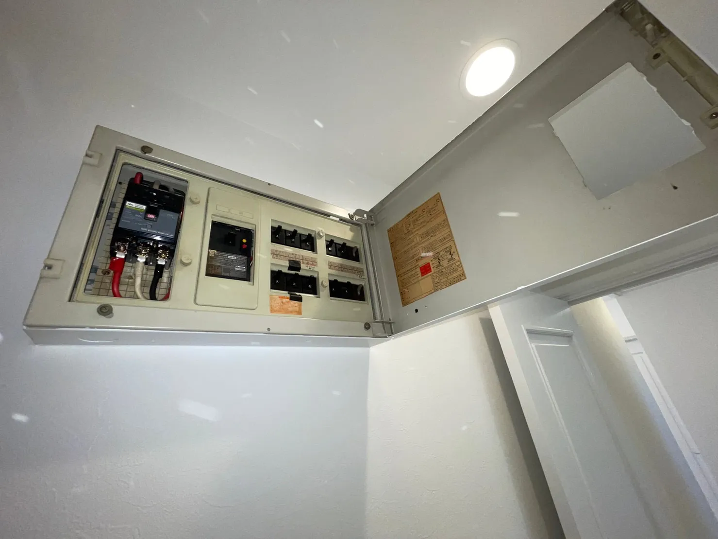 1Fブレーカー塗装後1