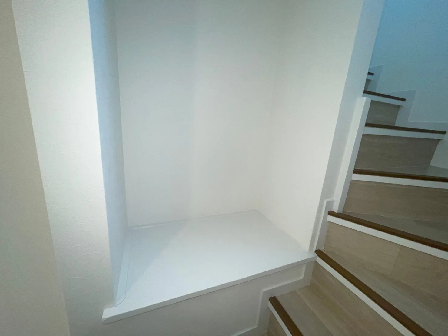 階段周り　　新規クロス張り替え、 木部塗装後