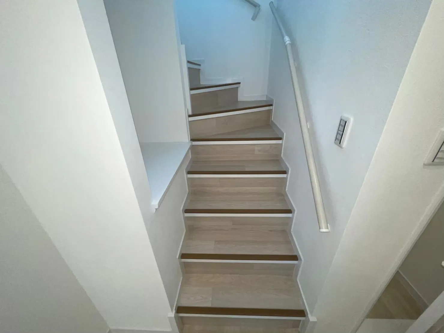 階段　新規　CF、クロス張り替え、ノンスリップ取り付け、 木部塗装後