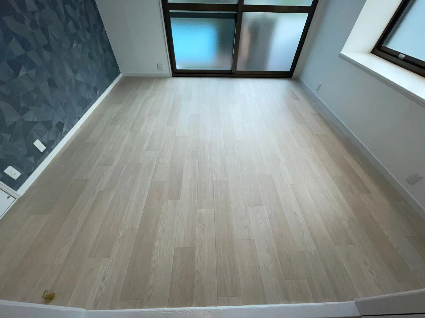 1F新規   クロス、CF張り替え、 木部塗装後