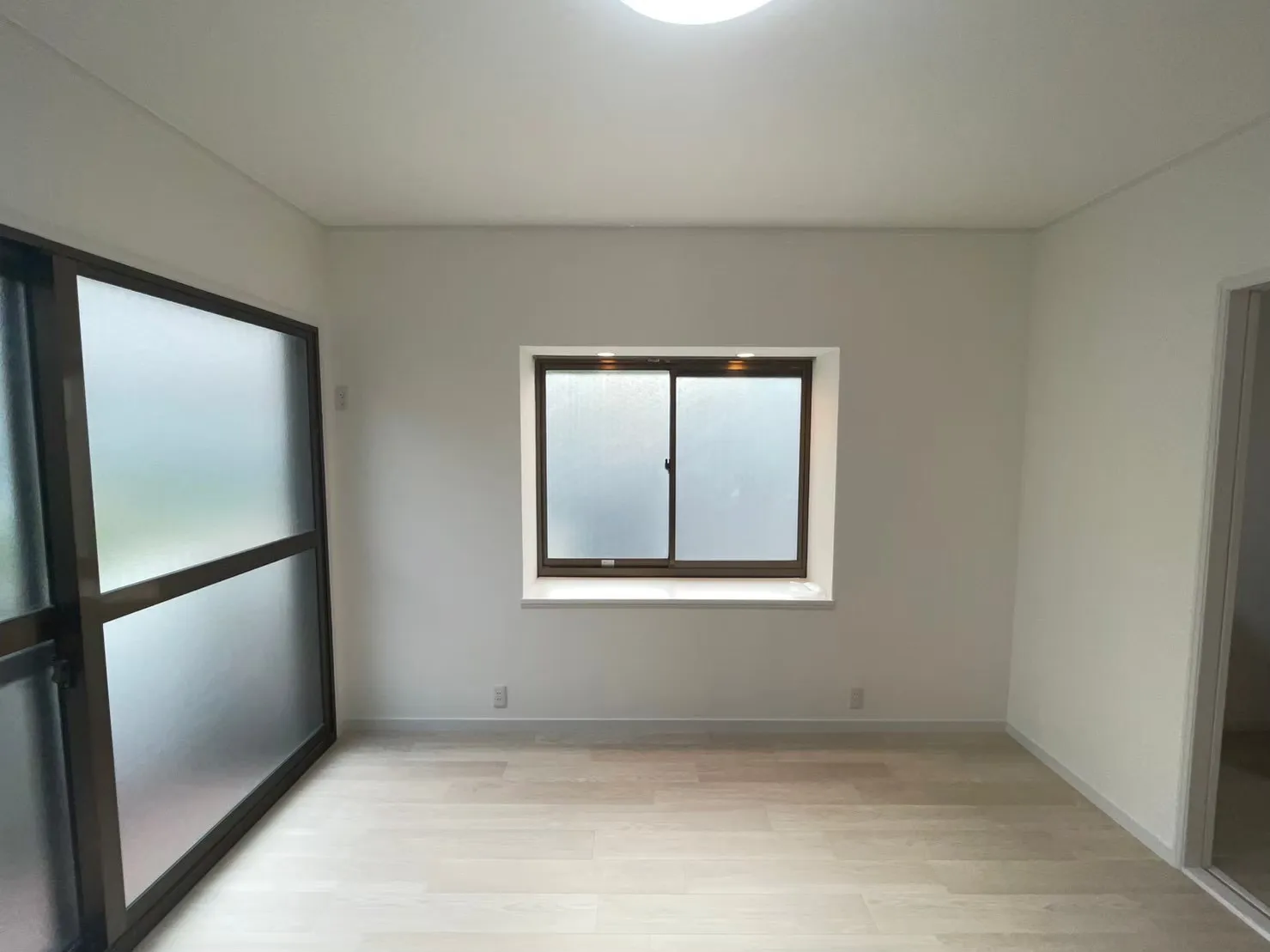 1F  新規  クロス、CF張り替え、 木部塗装後2