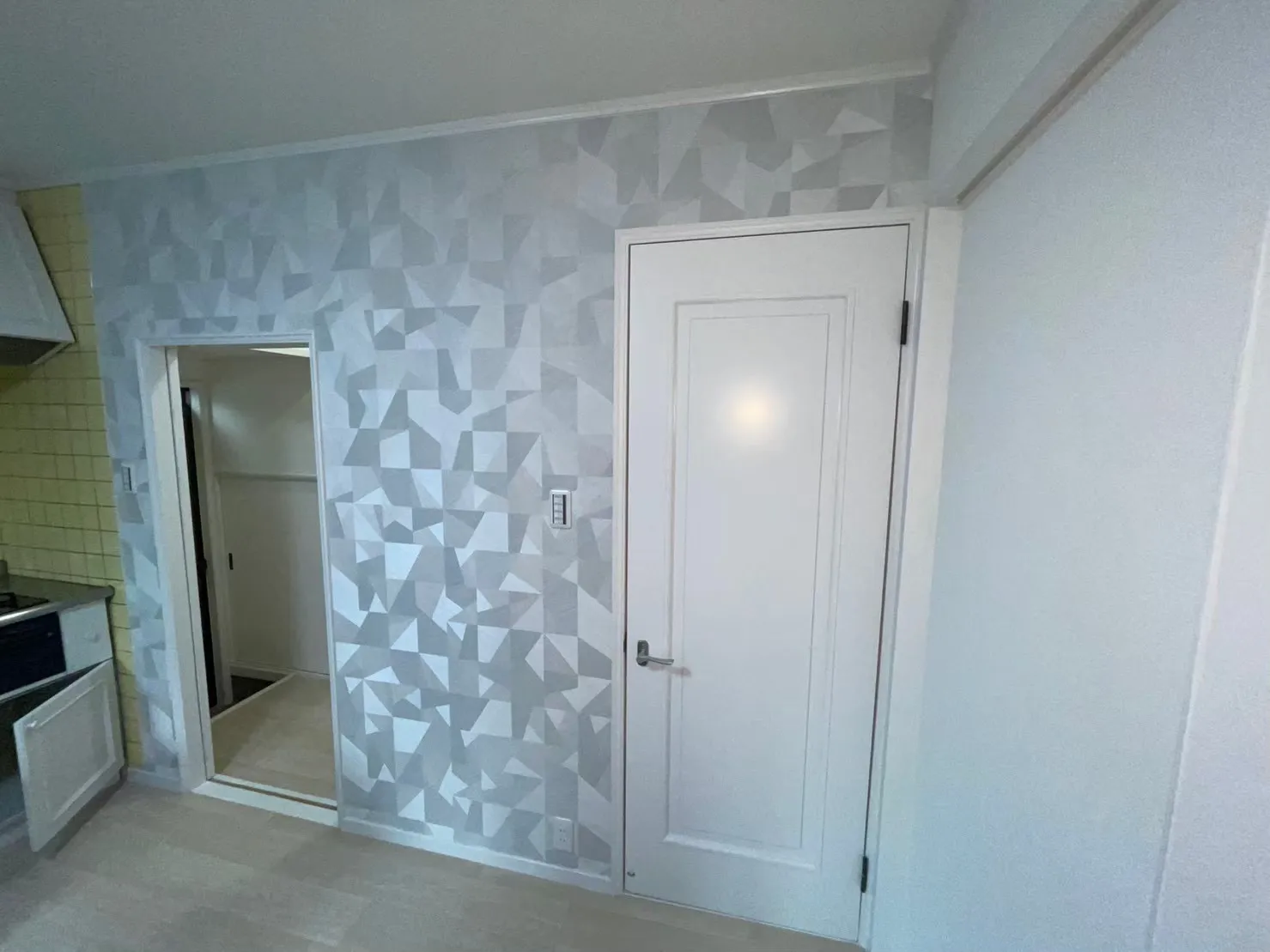 1F キッチン　新規　クロス、CF張り替え、木部塗装後