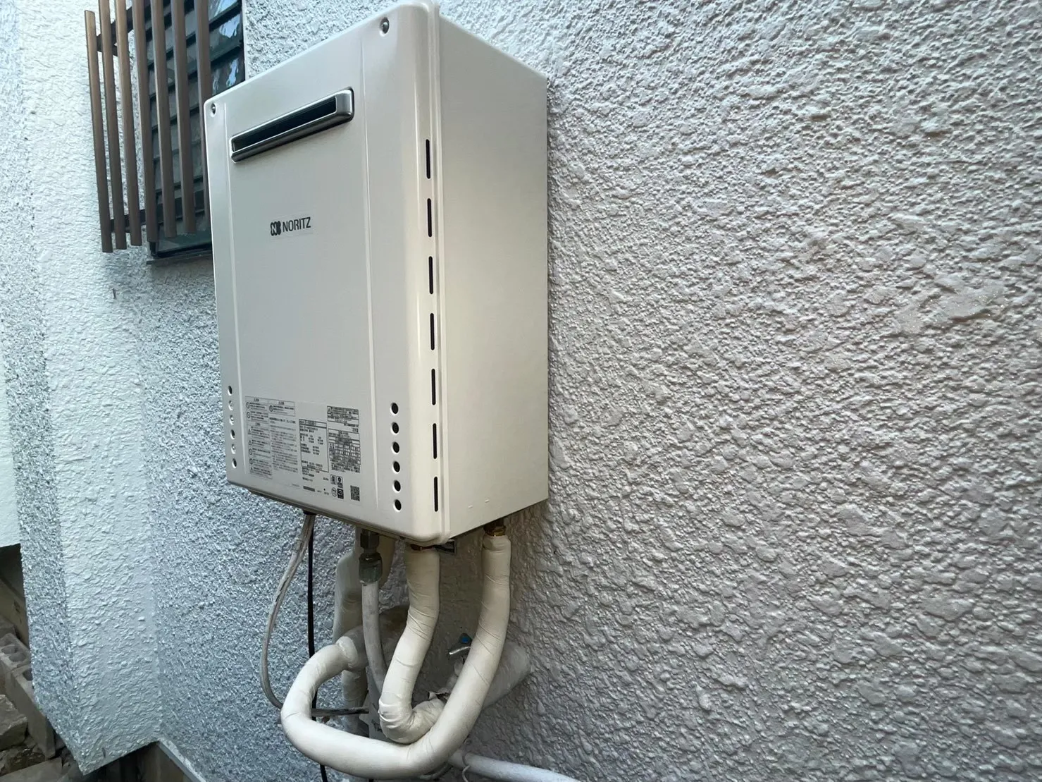 1F  勝手口横　 外部給湯器新規交換後