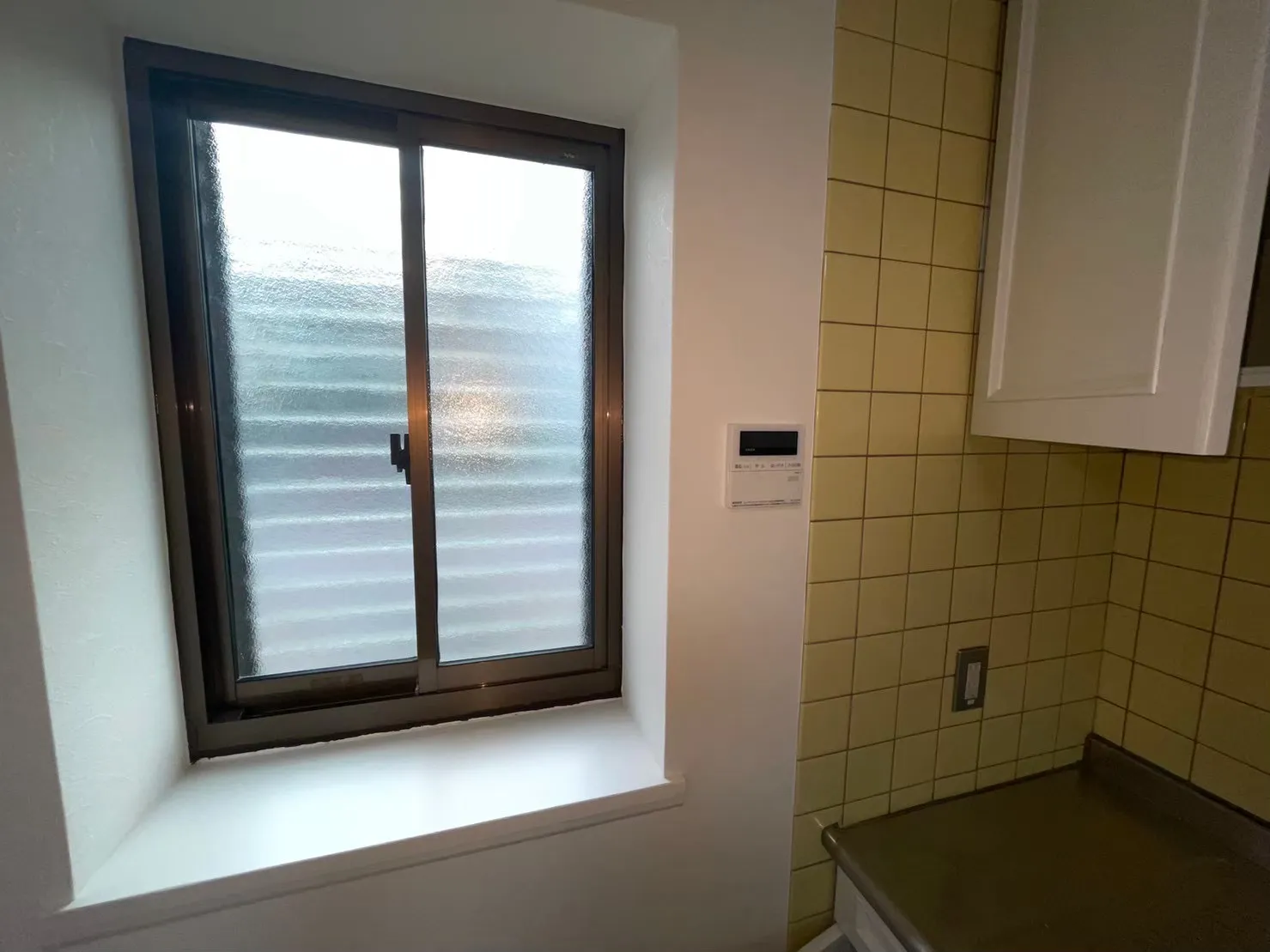 1F キッチン　新規　クロス張り替え、木部塗装後