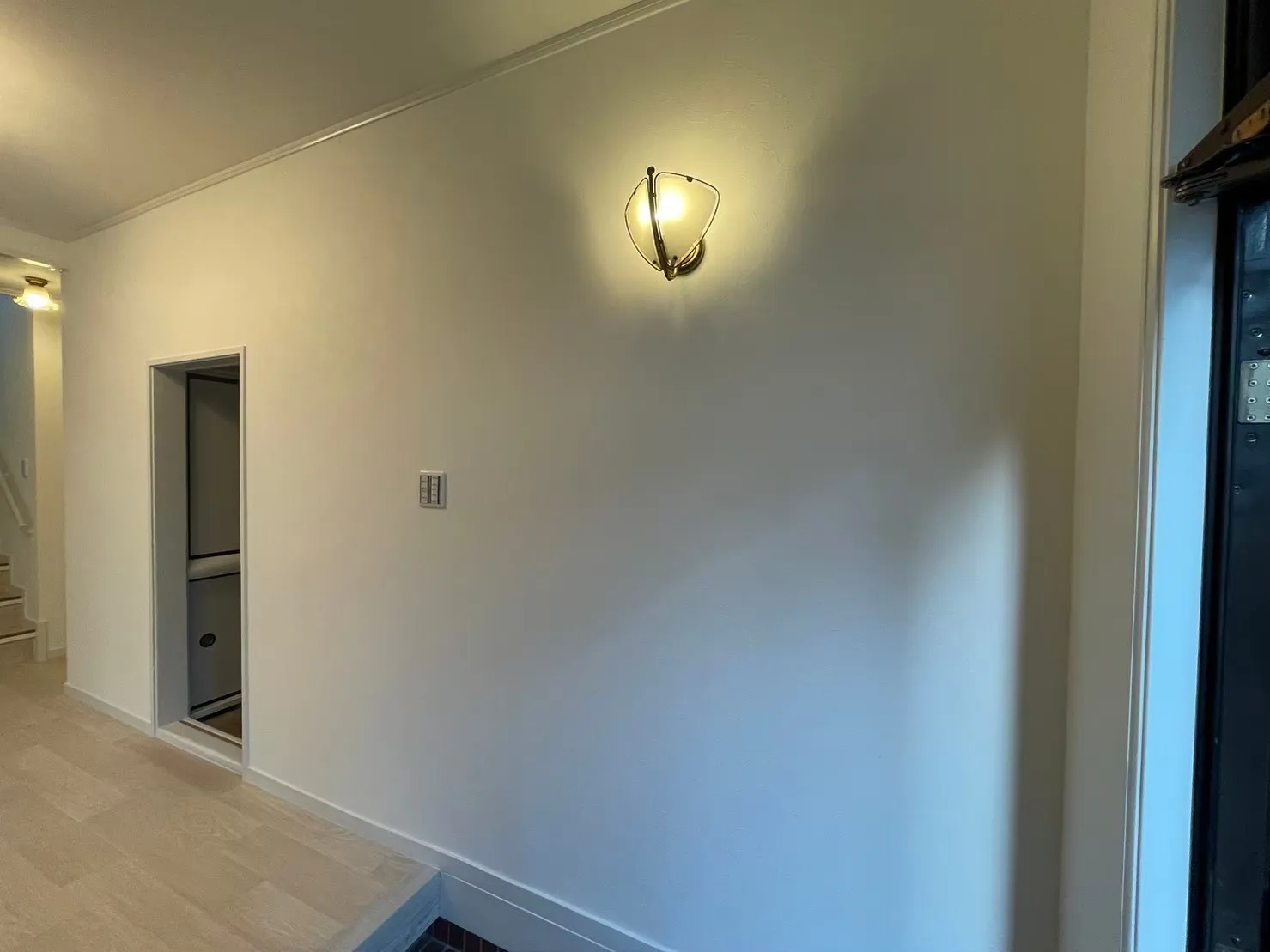 1F  玄関周り　新規クロス、CF張り替え、 木部塗装後