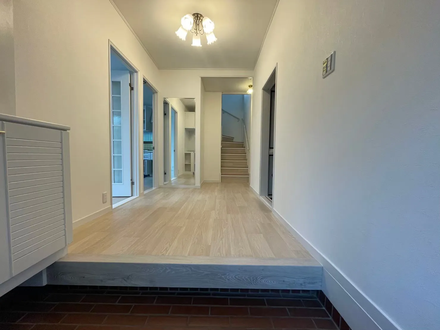 1F  玄関  新規クロス、CF張り替え、 木部塗装後