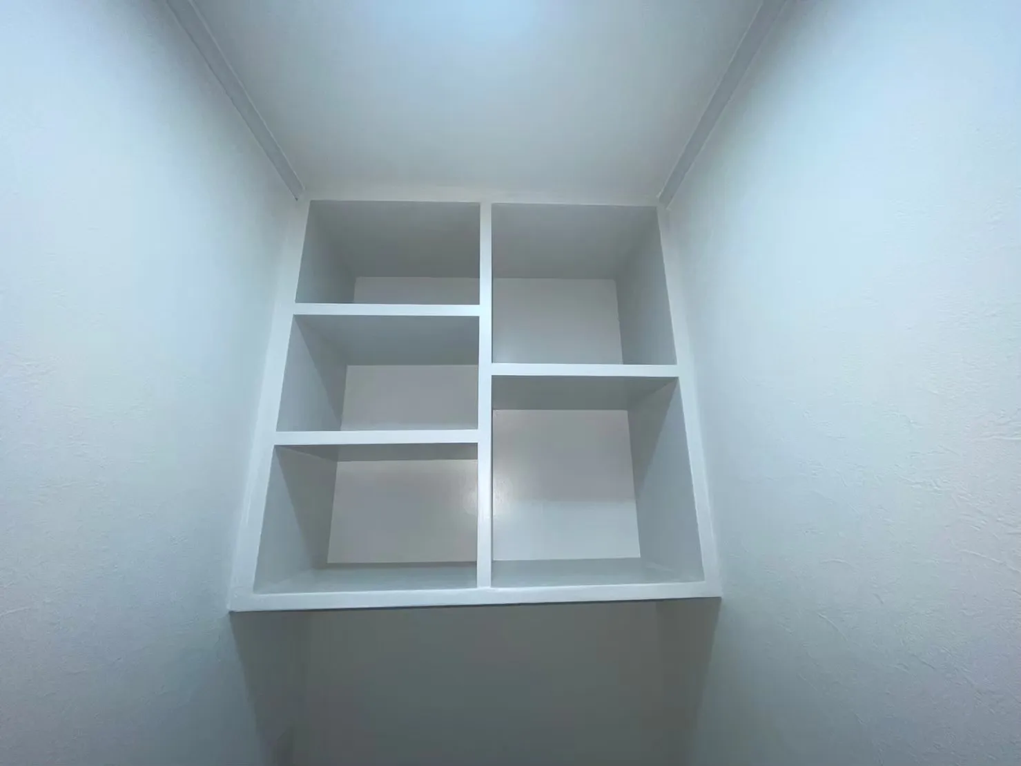 1F階段下　棚新規塗装後