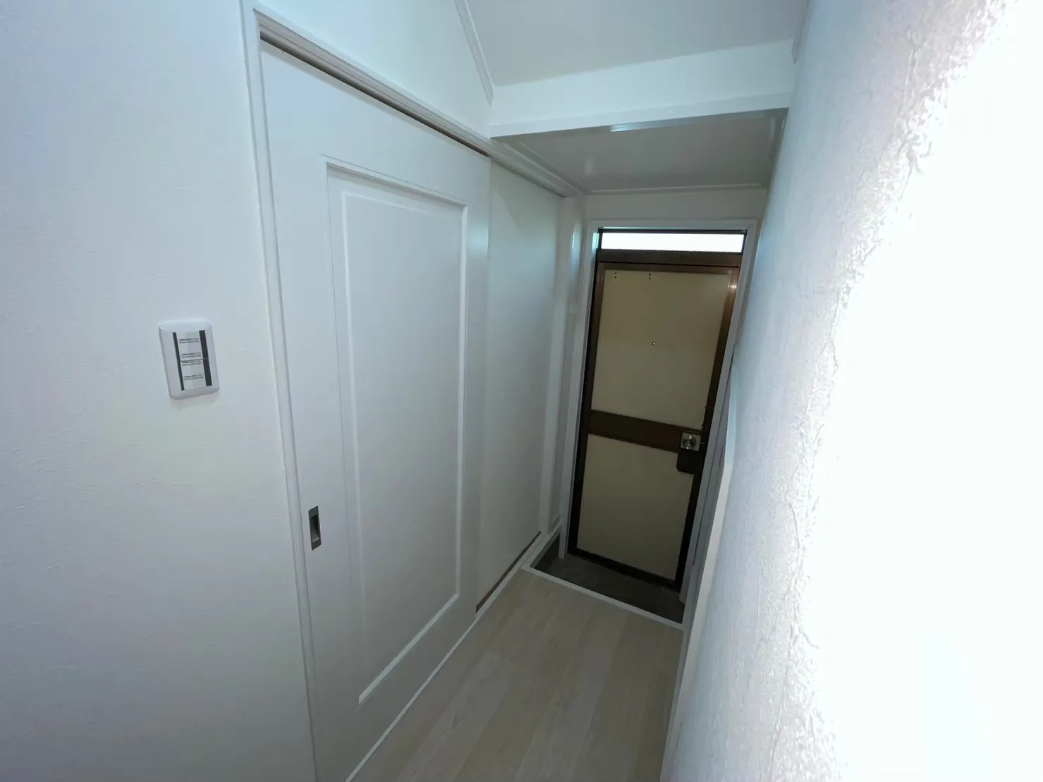 1F   キッチン横　勝手口 新規塗装、クロス、CF張り替え後