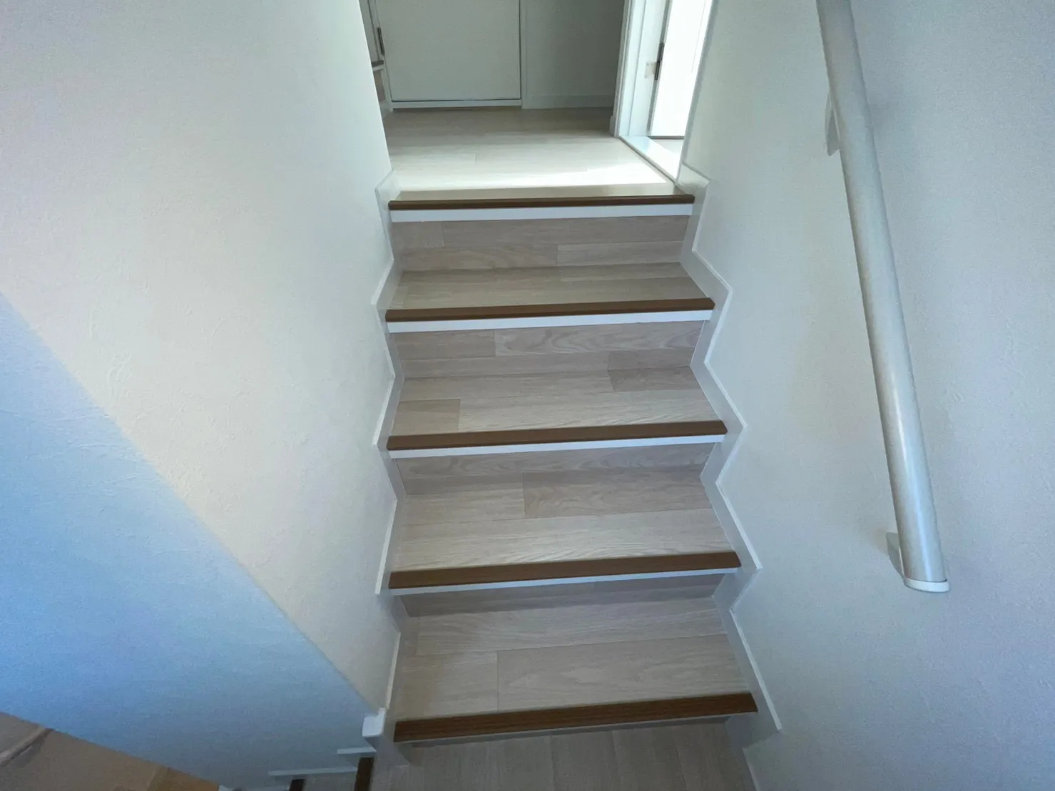 階段　新規　クロス、CF張り替え　ノンスリップ取り付け後