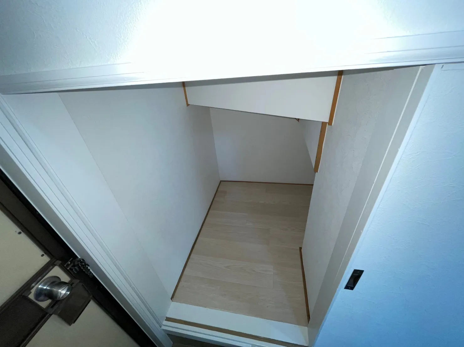 1F   勝手口横　階段下収納 新規　クロス、CF張り替え 木部塗装後1