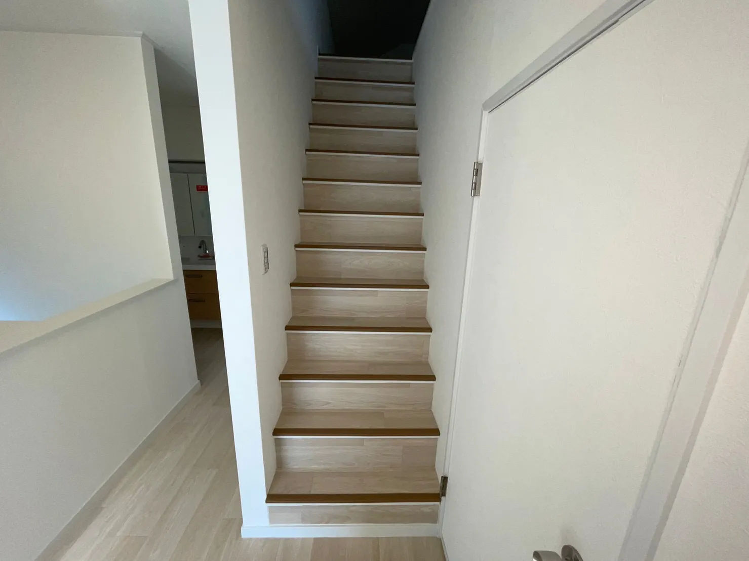 屋根裏へ続く階段 新規クロス、CF張り替え ノンスリップ取り付け