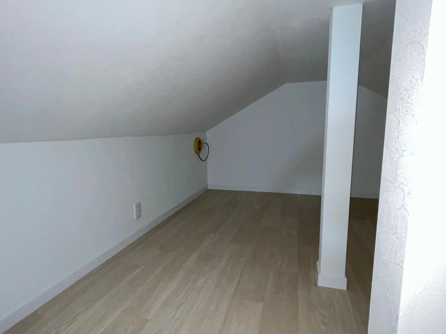 屋根裏　新規クロス、CF張り替え、 木部塗装後1