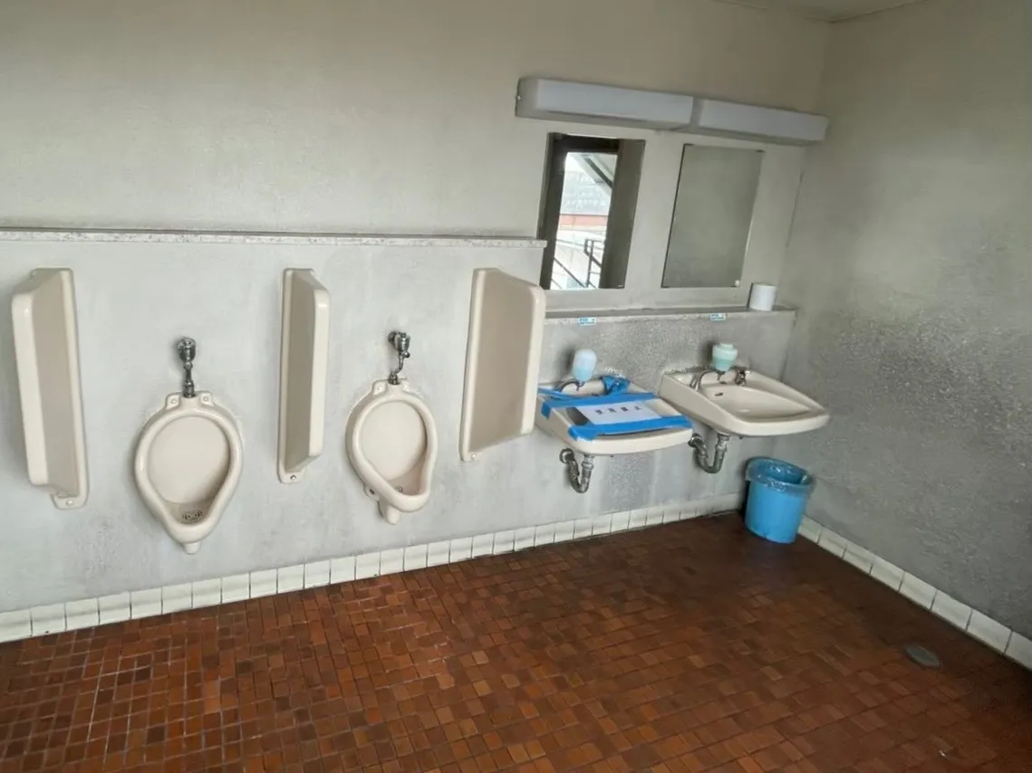 男性トイレ施工前4  小便器　手洗い場
