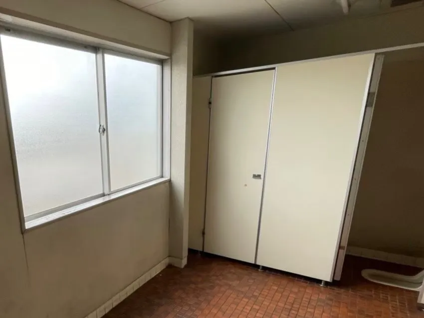 男性トイレ施工前1   大便器ドア、パーティション