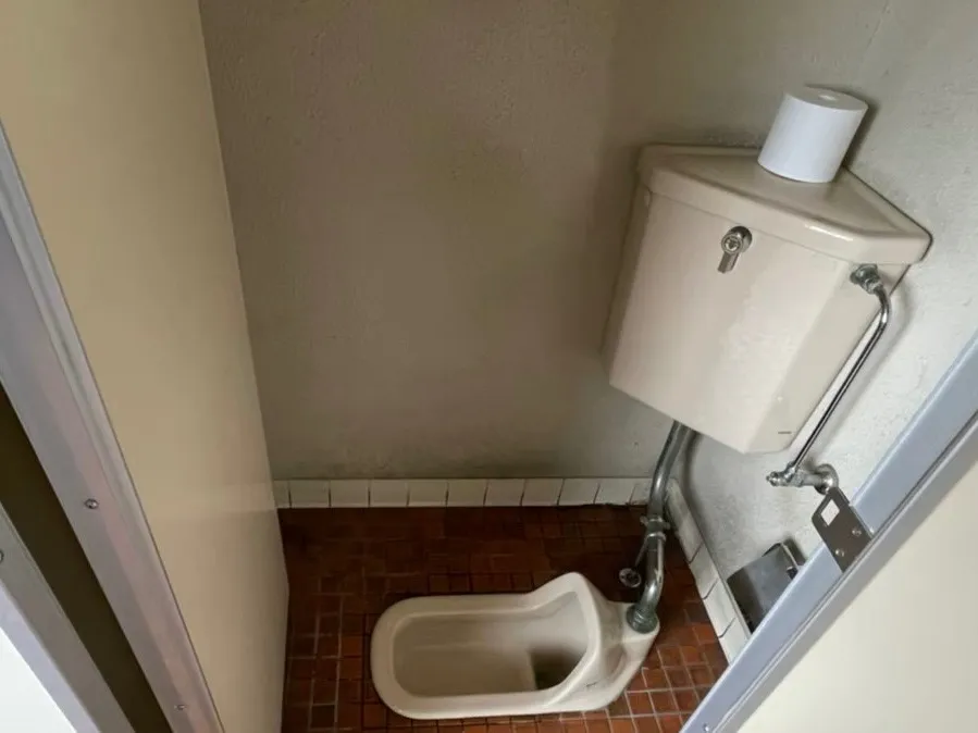 男性トイレ施工前4   大便器2