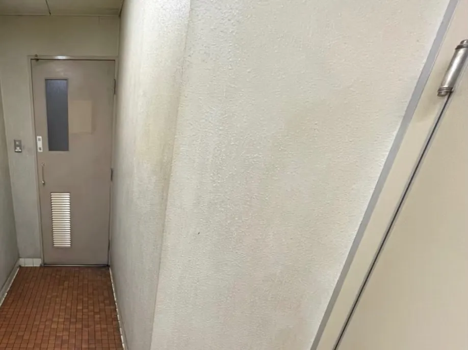 女性トイレ　入り口ドア内側　施工前4