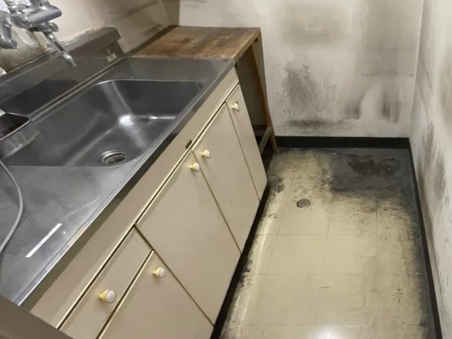 給湯室　施工前2